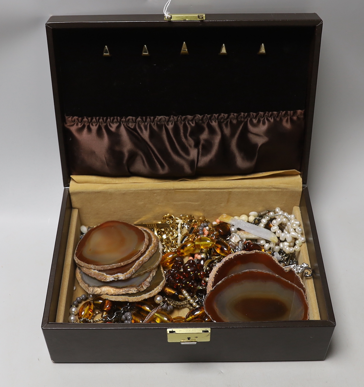 A quantity of assorted costume jewellery and seven agate stones.